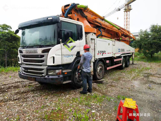 8×4は具体的なポンプ トラックのスコーネ地方のシャーシを使用した具体的なブーム ポンプを使用した